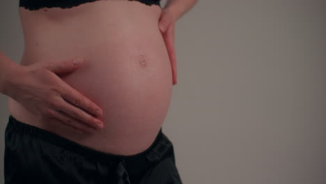 un primer plano del vientre de una mujer que espera un bebé.