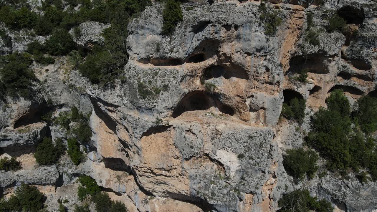 vista de drone de las rocas en la montaña erosionadas y convertidas en cuevas, imagen de rocas