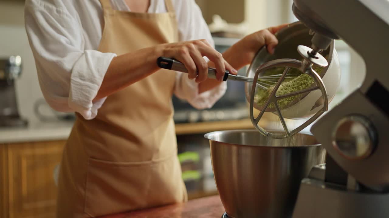 mujer horneando en la cocina con mezclador de soporte
