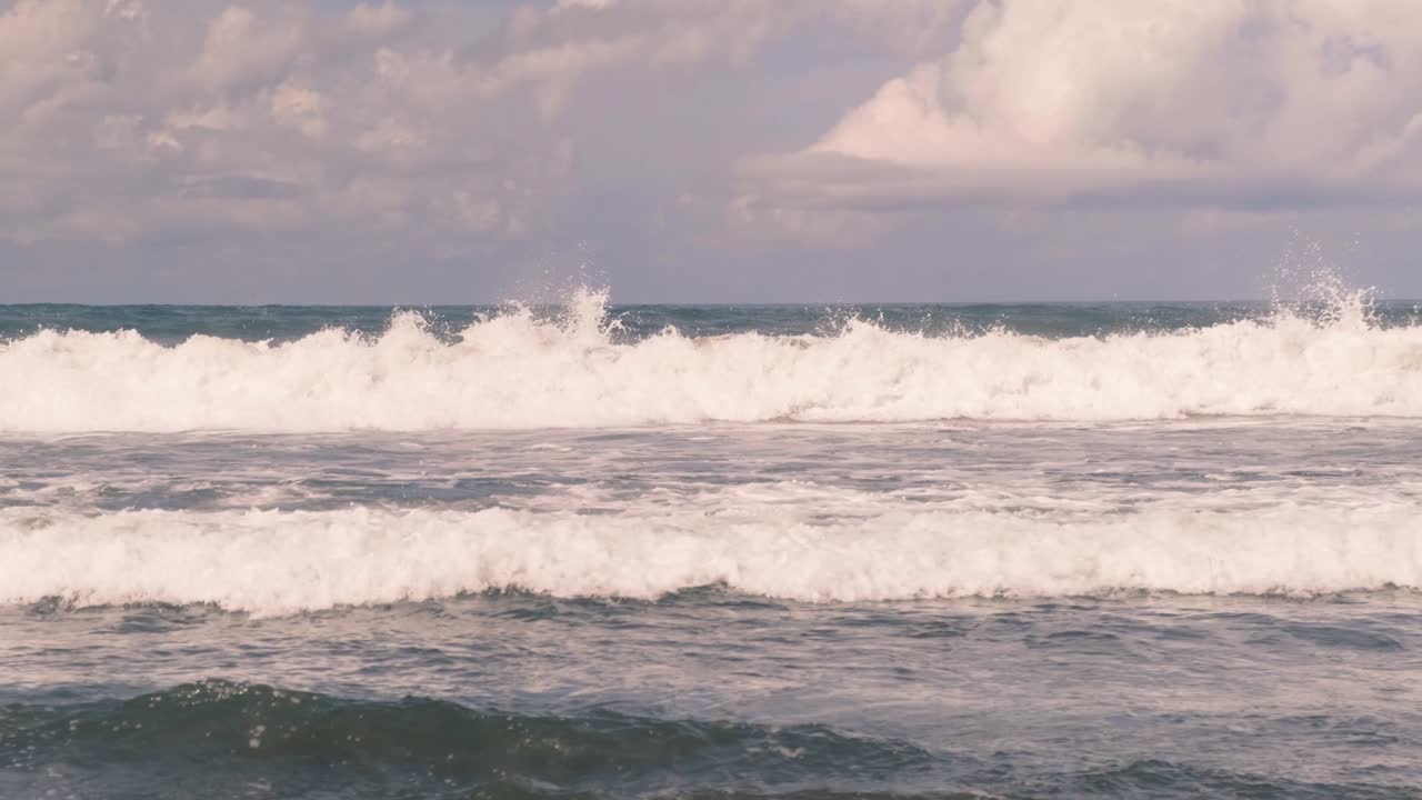 큰 파란 바다 파도가 은 날에 인도네시아의 발리 섬 해안에서 튜브로 휘어집니다. - 인도양에서 파도가 파동합니다. - 파도가 물을 가로질러 거품과 거품을 미끄러뜨립니다. - 실시간, 4k.