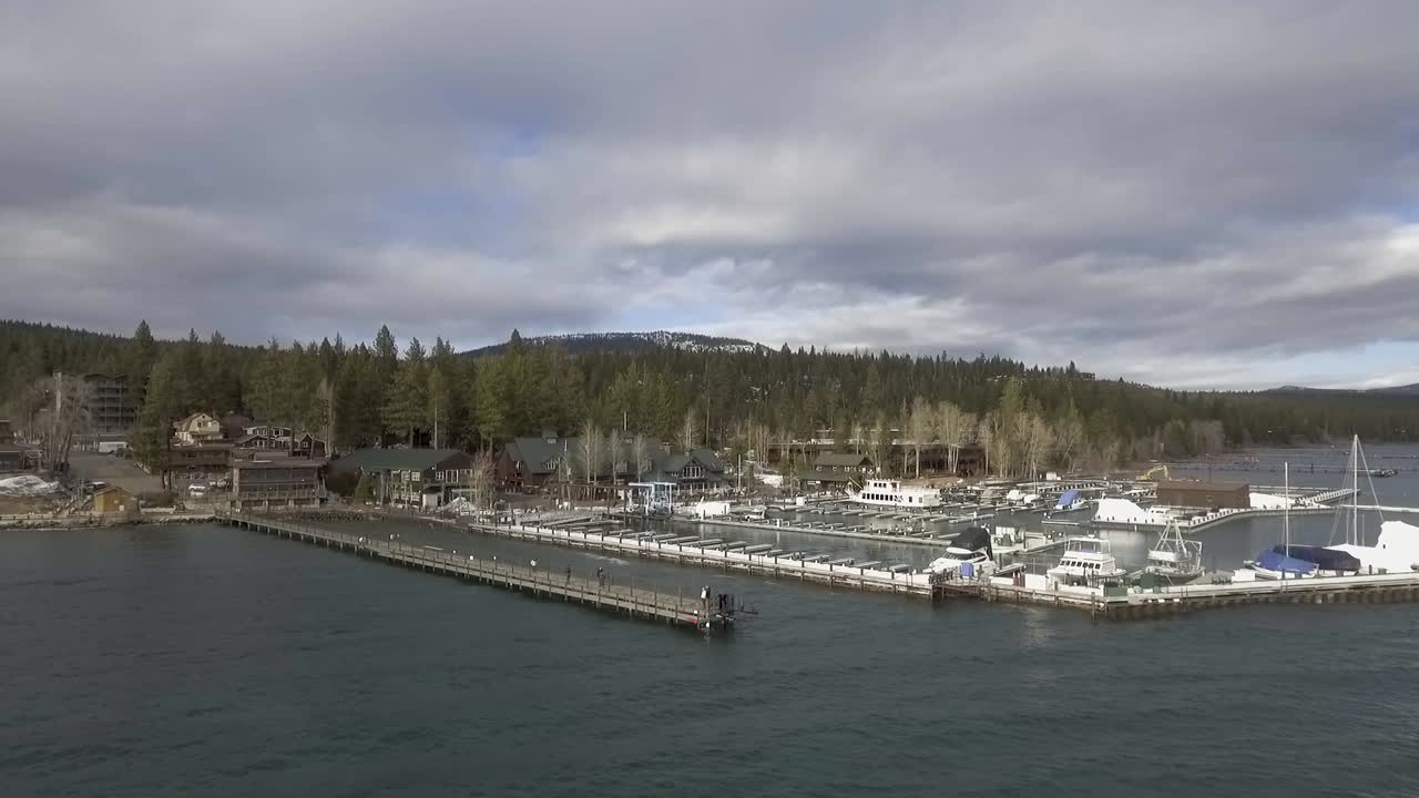 воздушная коляска в направлении милого маленького дока в южном озере тахо, калифорния