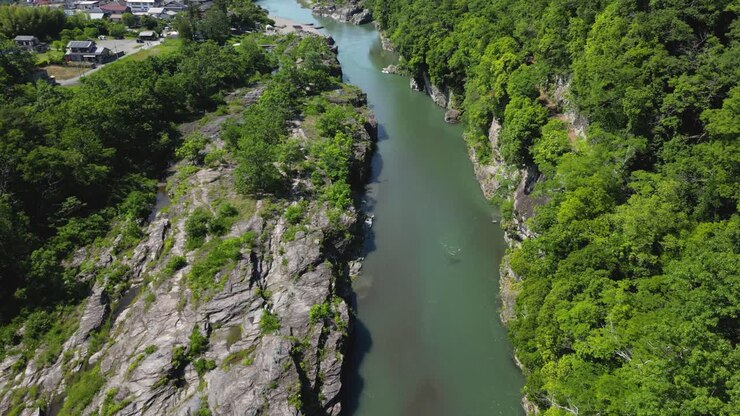 Splendida ripresa cinematografica con movimento verticale ascendente che rivela il bellissimo paesaggio del fiume Nagatoro.