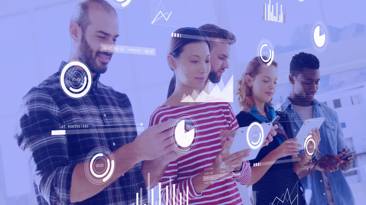 animación del procesamiento de datos sobre diversas personas de negocios que usan tabletas