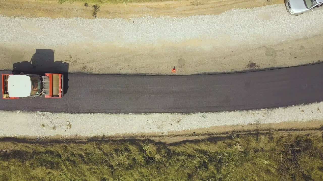 작업 중인 증기 롤러 기계 와 함께 새로운 도로 건설 의 공중 사진