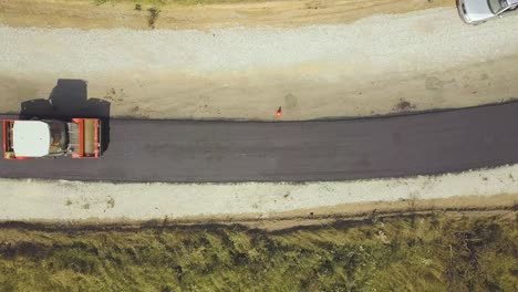 vista aérea de la construcción de nuevas carreteras con máquina de rodillos de vapor en el trabajo