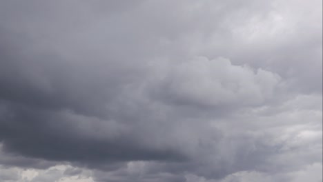 tiempo lapse cielo y nube negra. nubes de tormenta gris oscuro. cielo dramático. iluminación en la oscuridad tormentosa nublada. hermosa naturaleza tiempo lapse nubes de tempestad a la hora de la puesta del sol. tiempo horrible