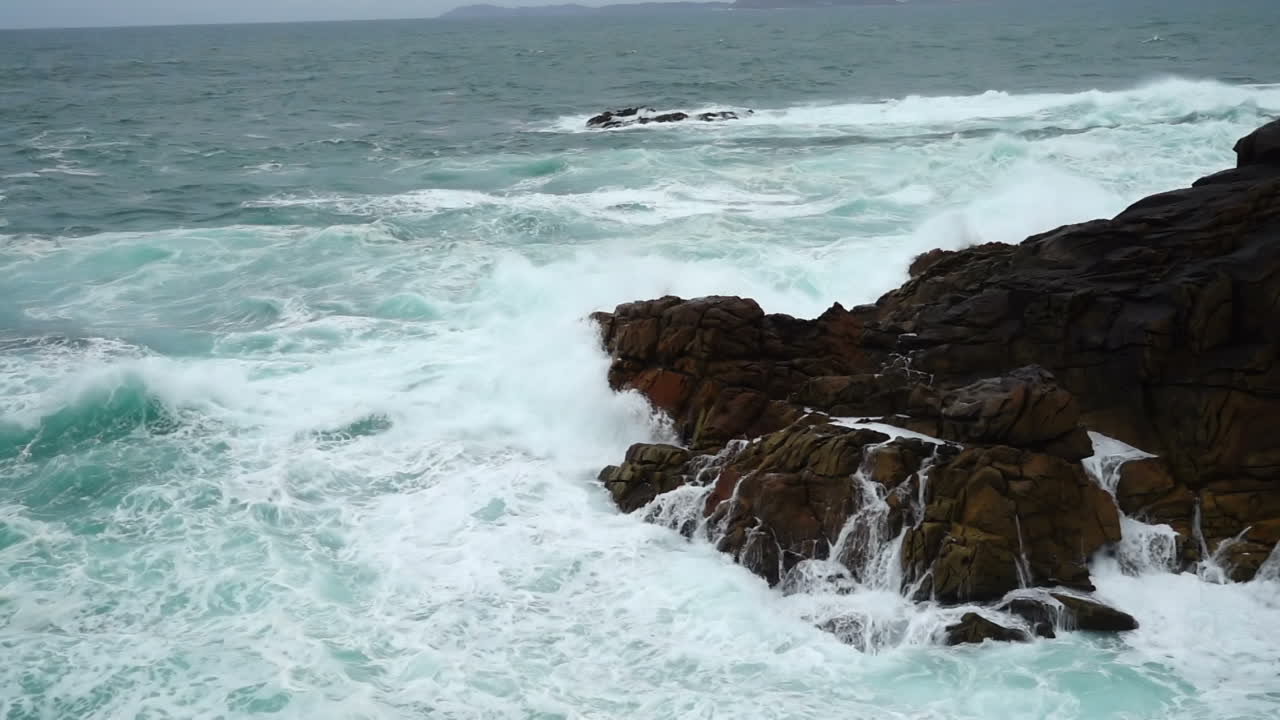 Riprese dell'Oceano Atlantico. Al rallentatore. Rocce e oceano.