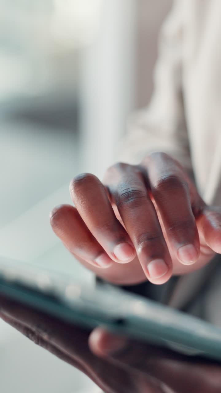 Primo piano di una mano che tocca lo schermo di un tablet digitale