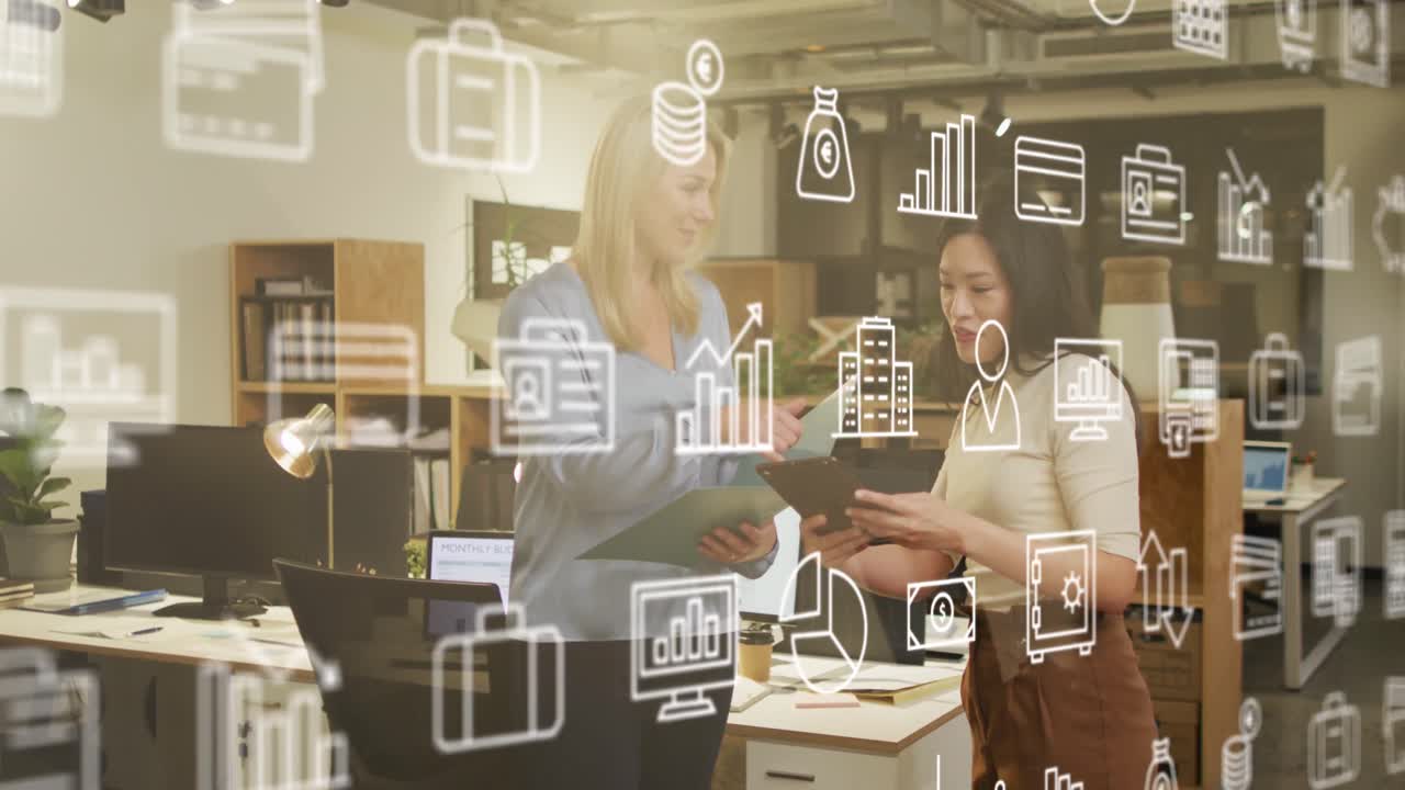 animación de iconos y procesamiento de datos sobre diversas personas de negocios que trabajan en la oficina