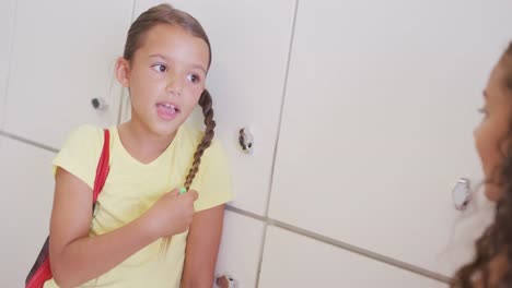 video de chicas felices y diversas hablando en los armarios de la escuela
