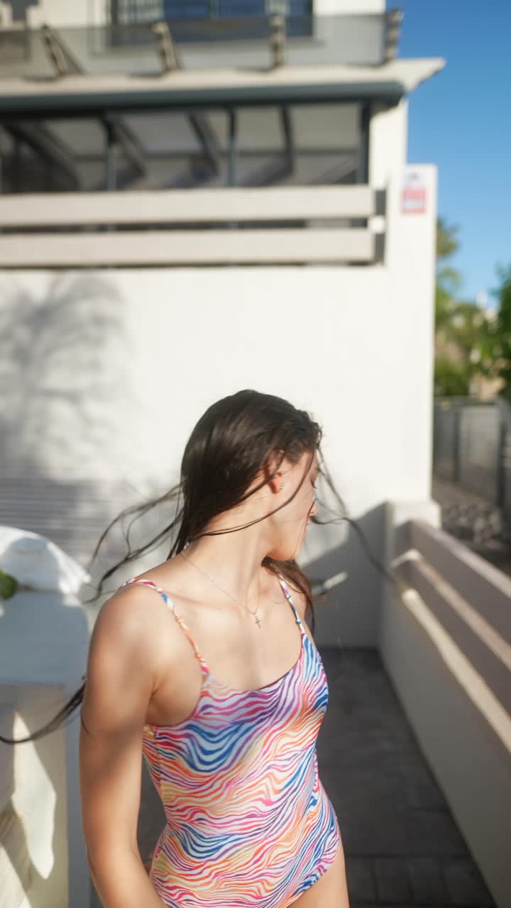 다채로운 수영복을 입은 여자 야외