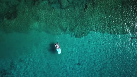 Lapso-De-Tiempo-De-Un-Pequeño-Bote-Que-Se-Mueve-Sobre-Un-Arrecife-De-Coral-Que-Se-Encuentra-En-Aguas-Cristalinas