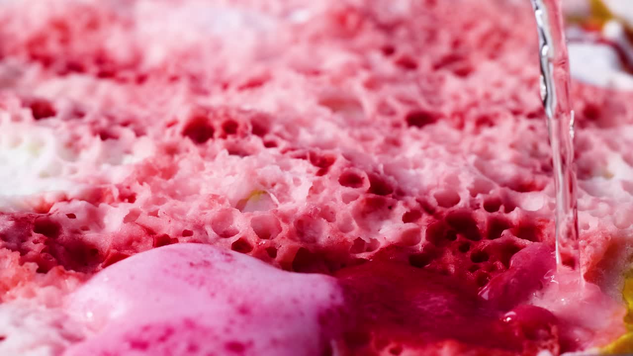 reacción química colorida con erupción espumosa