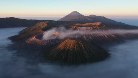 Luftaufnahme-Des-Mount-Bromo-Im-Wunderschönen-Sonnenaufgang,-Java,-Indonesien