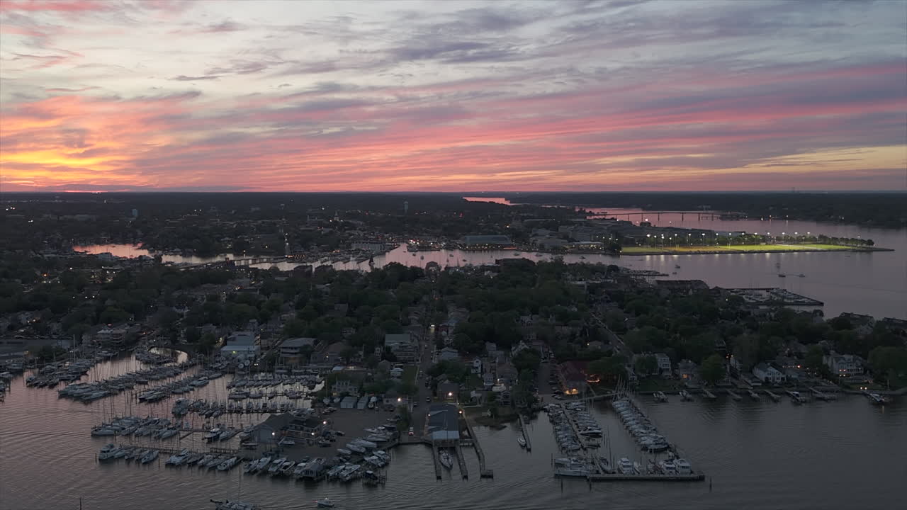En rolig solnedgang lyser over Naval Academy fodboldbane og Marina og Waterways - dronefoto i fugleperspektiv
