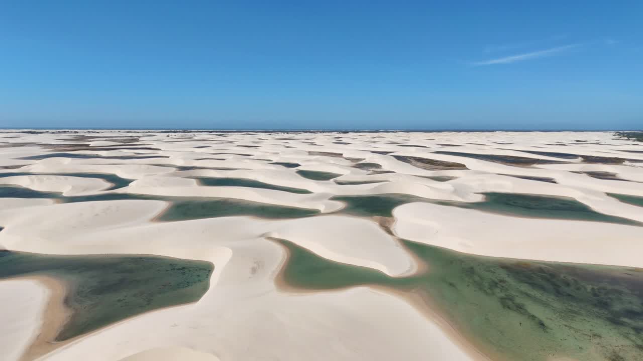 The perfect alternation of winds and rains guarantees the beauty of the dunes and lagoons in the Lençóis Maranhenses