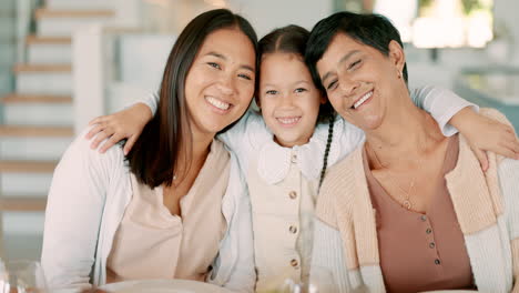 Gesicht-Der-Mutter,-Lächeln-Und-Kind-Mit-Oma