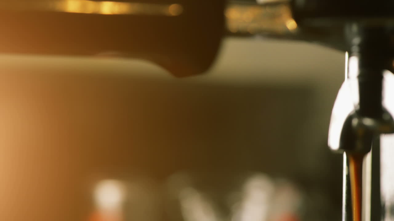 에스프레소 커피를  ⁇ 는 기계의 클로즈업