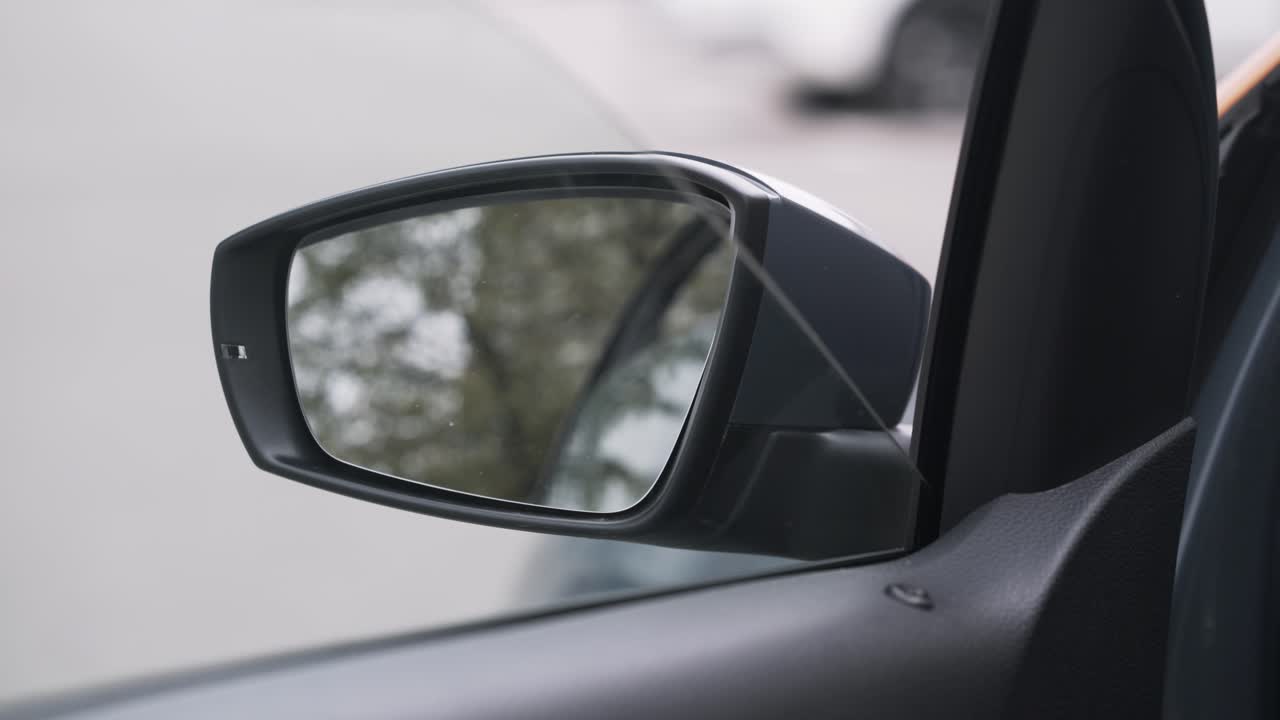 primer plano de un espejo lateral del coche