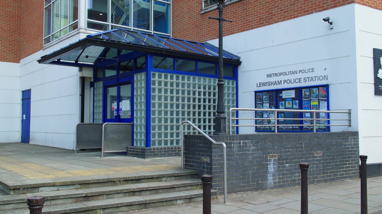 Ingresso della stazione di polizia di Lewisham nel sud-est di Londra, Regno Unito