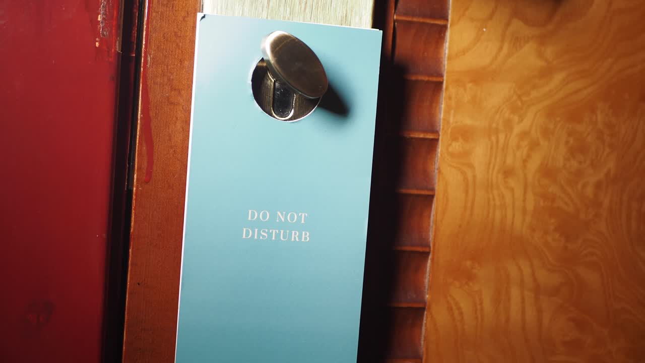 호텔 문 에 붙여진 " 방해 하지 마십시오 "라는 표지판