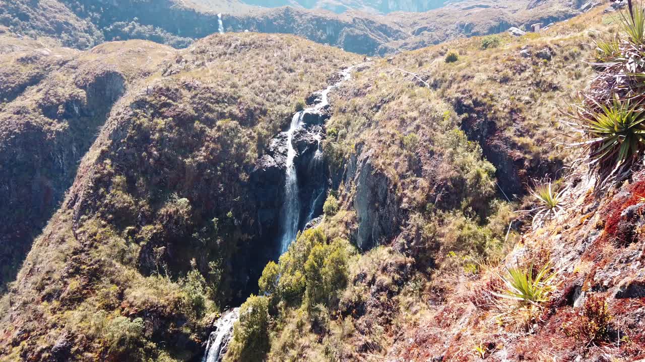 video diurno de 4k con una corriente de cascada alta que se revela en los andes peruanos - 5 lagos de pichgacocha, ambo, huanuco