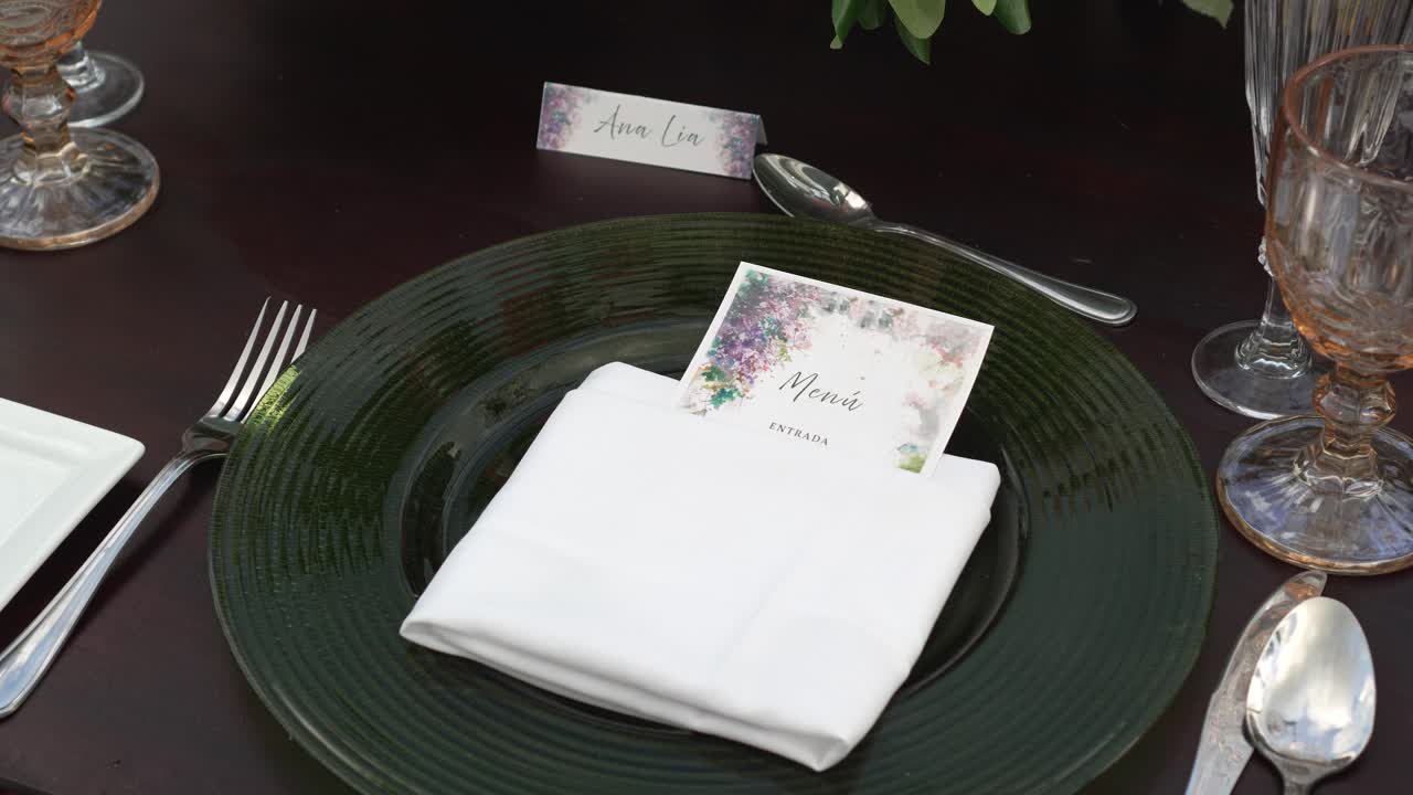invitación de boda en la mesa para la recepción de boda al aire libre