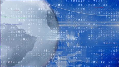 animación del efecto glitch y procesamiento de datos de codificación binaria sobre un globo giratorio sobre fondo azul.