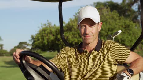 golfistas caucásicos en un coche de golf
