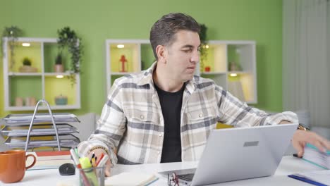 Trabajador-De-Oficina-En-Casa-Trabajando-Bajo-Presión-De-Tiempo.