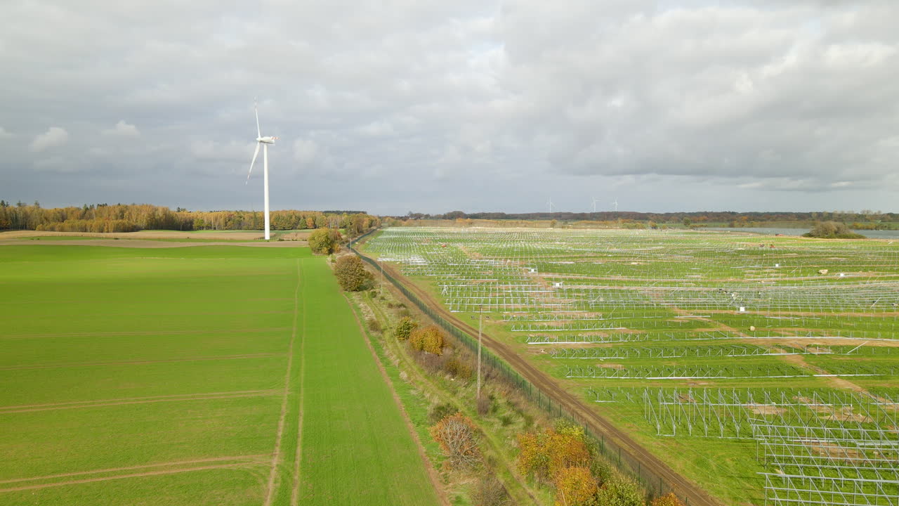 녹색 전기 생산 - 폴란드 zwartowo pomerania 근처에 있는 가장 큰 태양광 전지의 풍력 터빈 및 건축 현장