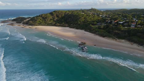 Malerischer-Zylindrischer-Strand-In-Point-Lookout-Mit-Küstenvorland-Von-Deadmans-Beach-Im-Hintergrund