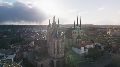 Toma-Aérea-De-La-Catedral-De-Erfurt-O-Domplatz-En-El-Estado-De-Turingia,-Alemania.