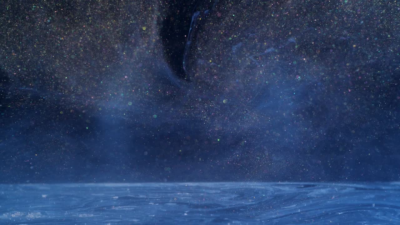 las partículas de polvo brillantes que crean una imagen del mar tranquilo azul claro, la niebla ligera y la aurora en el fondo oscuro.