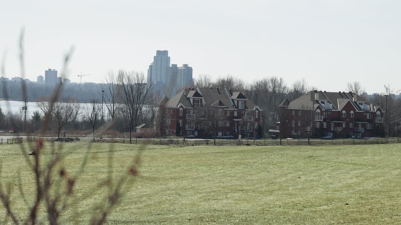 오타와 강 계곡, 아파트 건물, 고층 콘도의 아름다운 전망을 감상할 수 있는 퀘벡주 가티노에 있는 농장