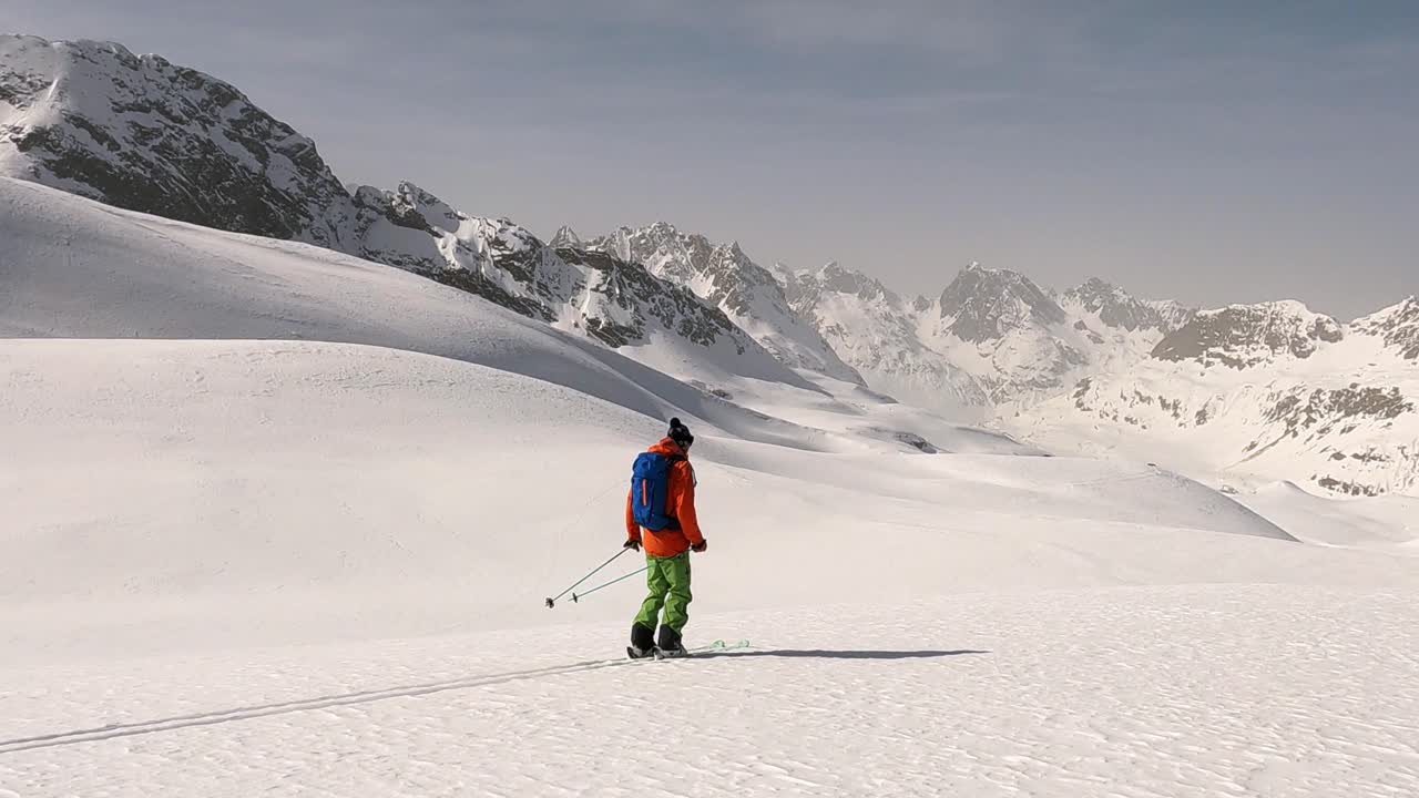 Felicità assoluta dopo una gita di scialpinismo, godendosi lo sci freeride in discesa.