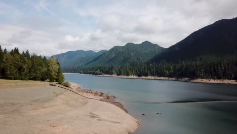 Paisaje-Paisaje-De-Aguas-Tranquilas-Bajo-El-Cielo-Nublado-Del-Lago-Wynoochee-En-Washington