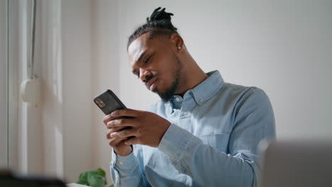 Hombre-Frustrado-Leyendo-El-Primer-Plano-De-La-Oficina-En-Casa-Del-Teléfono-Móvil.-Chico-Preocupado-Revisando-El-Correo-Electrónico