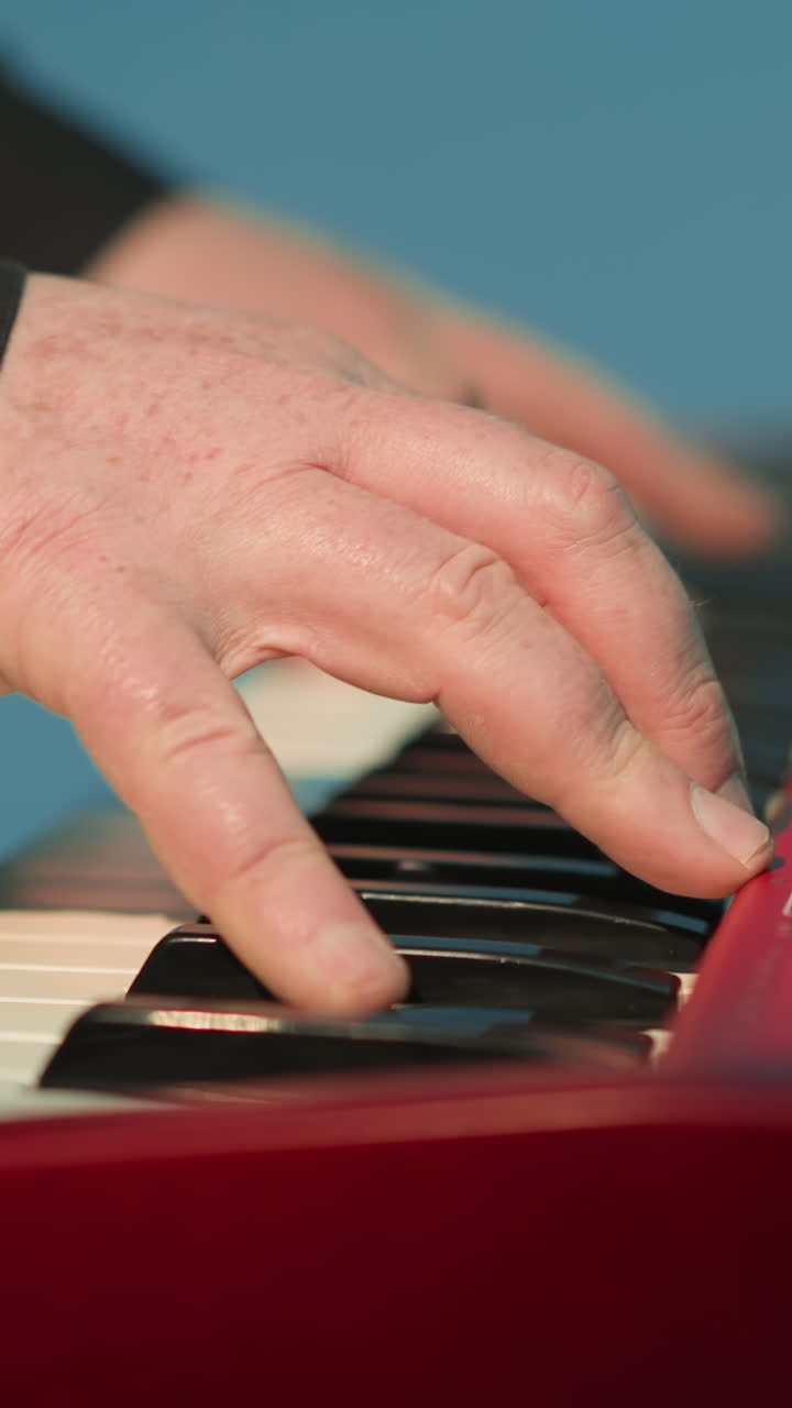 una cantante con una chaqueta de cuero negra canta con emoción, moviendo sus manos expresivamente. una luz brillante brilla en su cara, creando un efecto dramático en el fondo