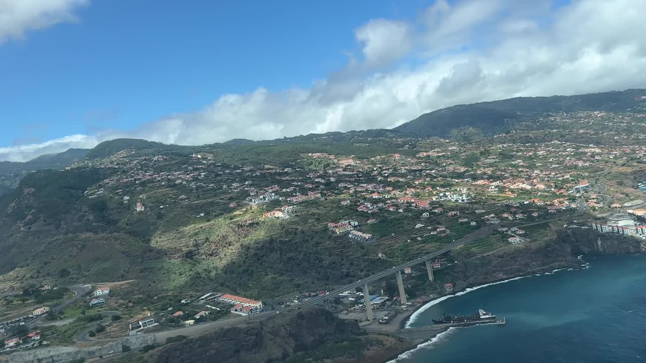 Veduta aerea della costa meridionale dell'isola di Madeira durante un avvicinamento in tempo reale all'aeroporto di Funchal.
