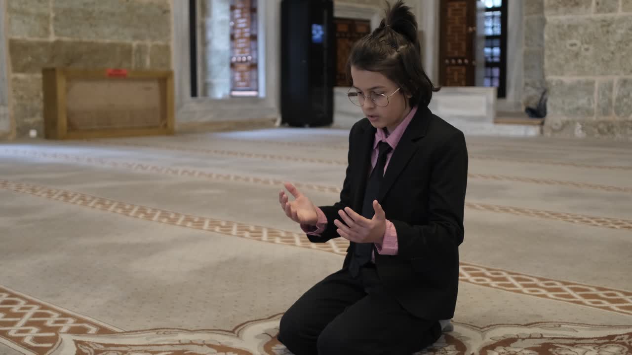 모스크에서 기도하는 아이