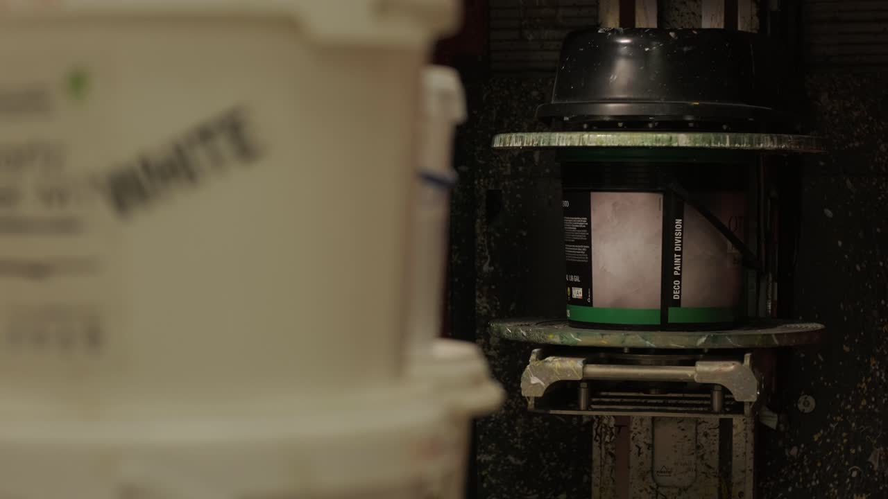 el maestro pone la masilla en una centrifugadora