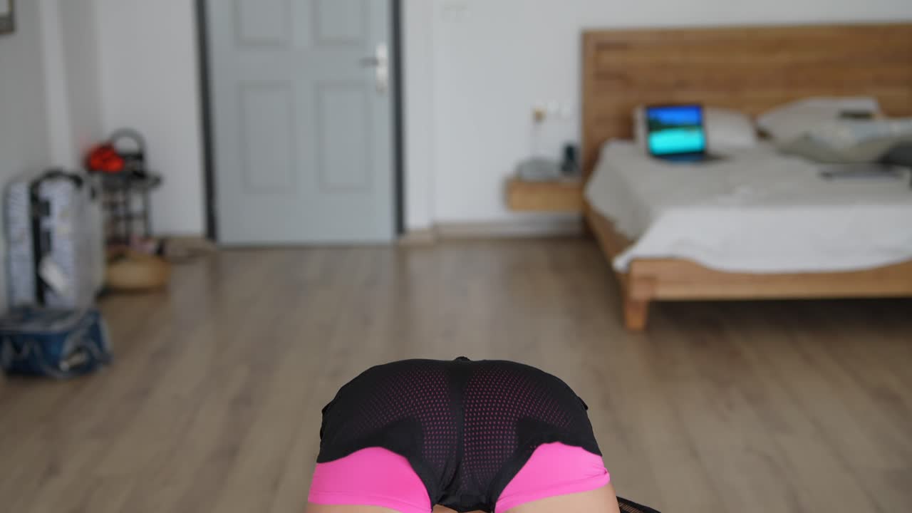 женщина занимается йогой дома.