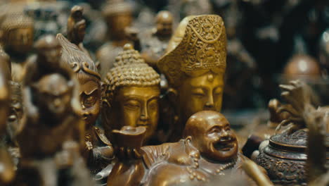 Buddha-Statue-Figuren-Im-Antiquitätenladen---Nahaufnahme