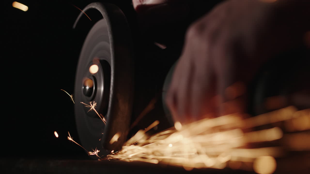 сварщик сваривает на заводе 3