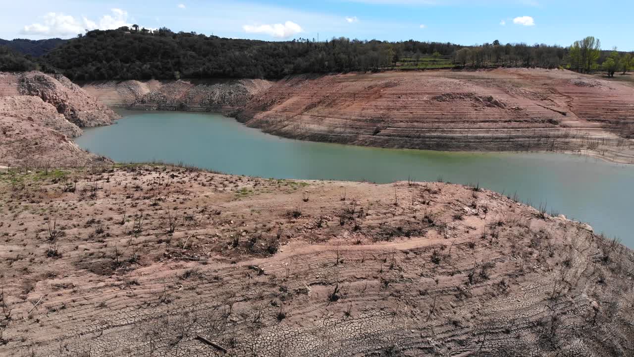 Serbatoio vuoto. Ripresa aerea. Siccità