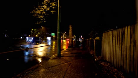 沿着悉尼郊区街道的雨天夜晚的车辆