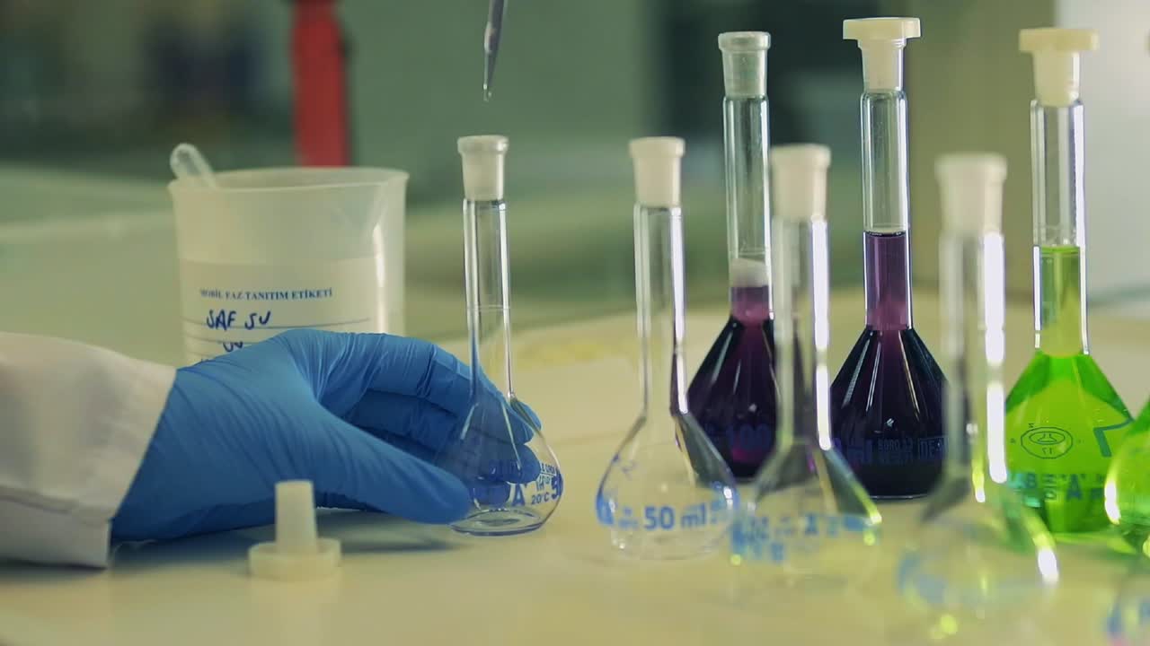 Light gliding between the purple liquids in the beaker