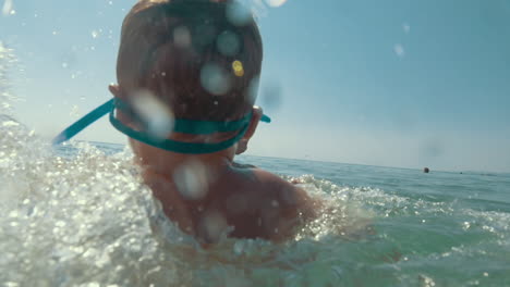 Padres-Y-Niños-Jugando-En-El-Mar-Y-Salpicando-Agua