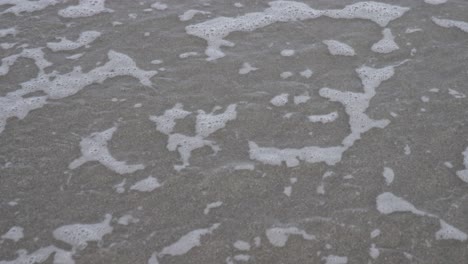 Meerwasser,-Das-In-Zeitlupe-Am-Strandufer-Angespült-Wird